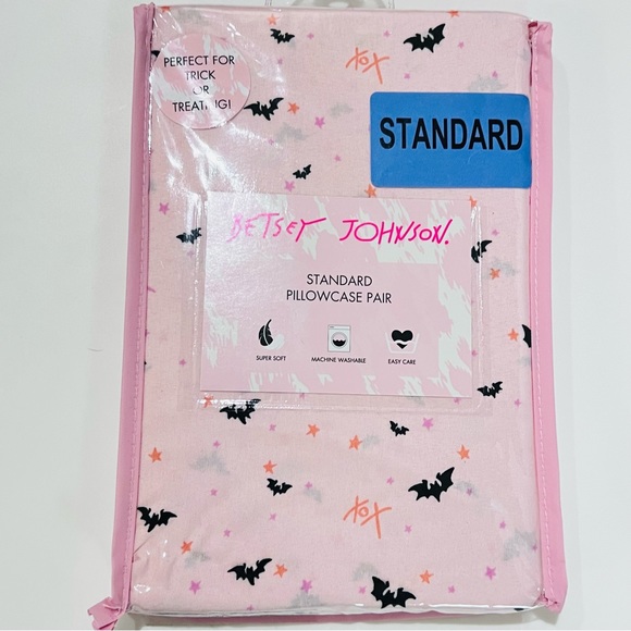 NWT Betsey Johnson Halloween Pink ‘Starry Bats’ Standard Pillowcase Set of 2 - Picture 5 of 5